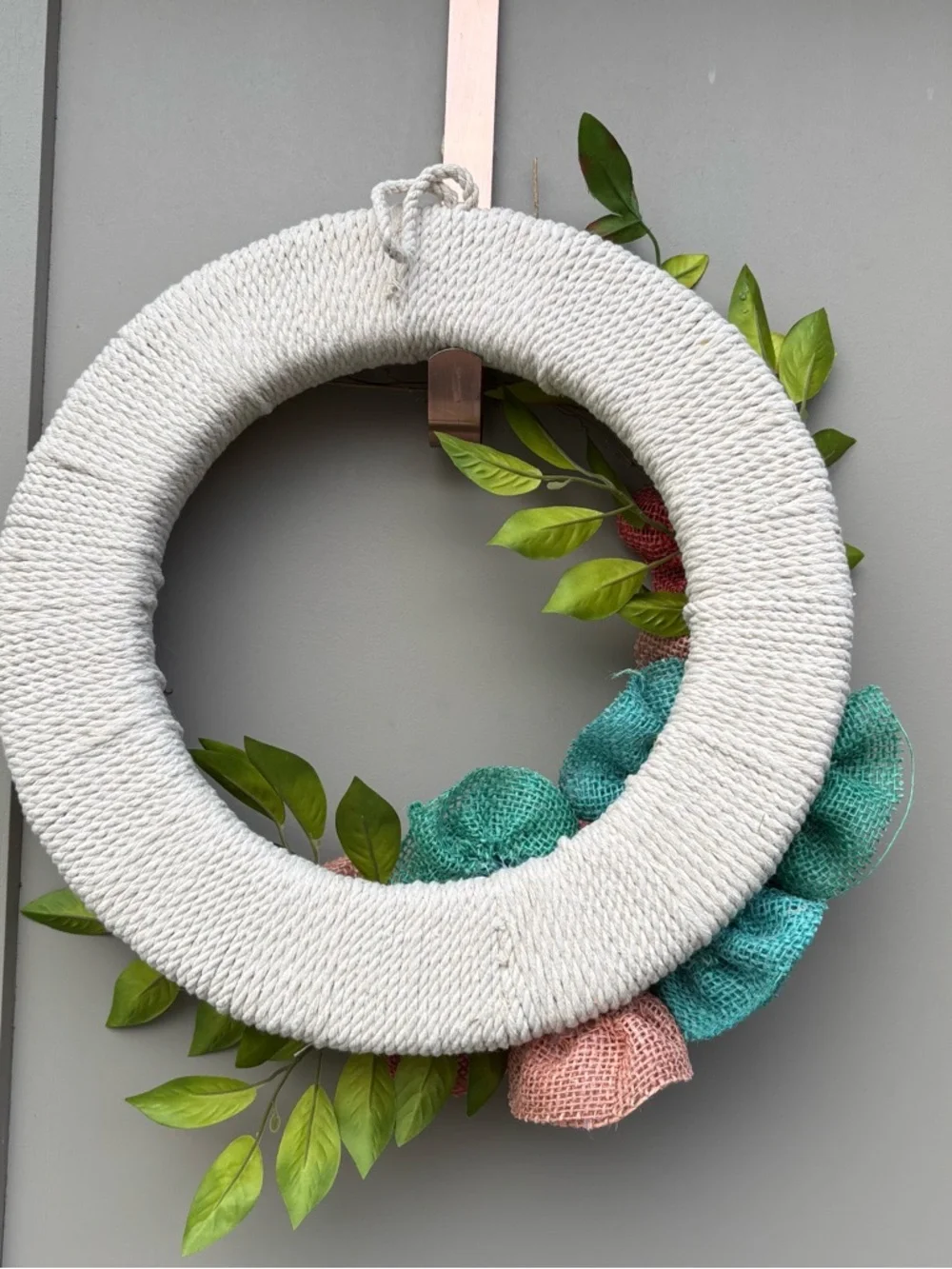 Wreath 14” Rope Wrapped w/Burlap Fliwers